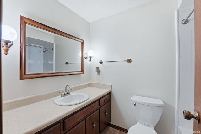 3890 N 650 E, Churubusco, IN 46723
