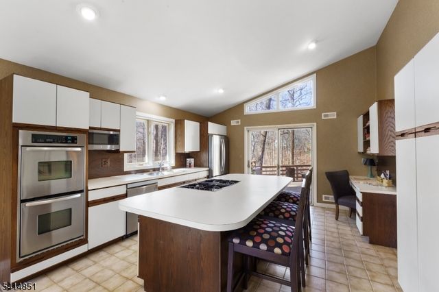 4 Timber Ridge Dr, Warren Twp., NJ 07059