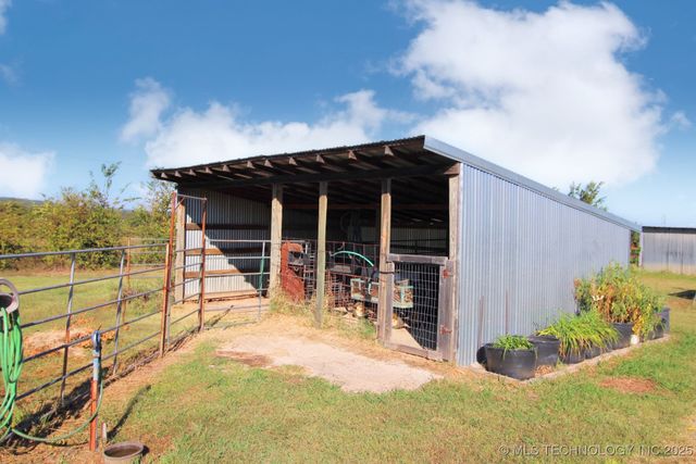 404517 E 1080 Road, Henryetta, OK 74437