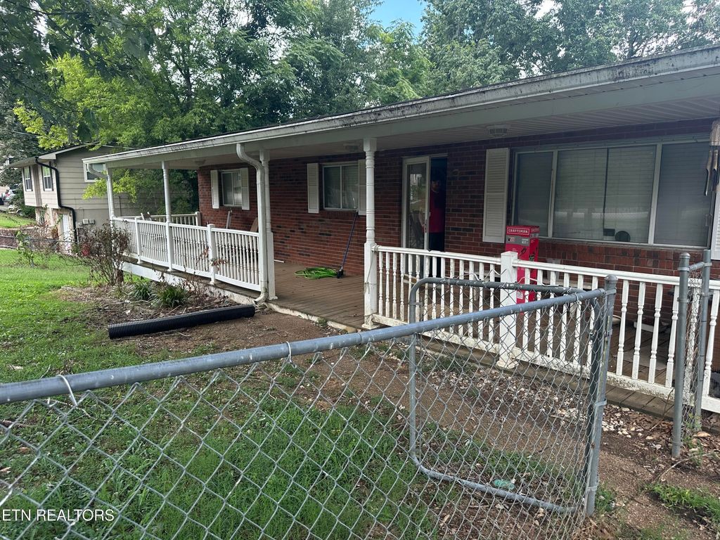 812 W Ridgecrest Drive, Kingston, TN 37763