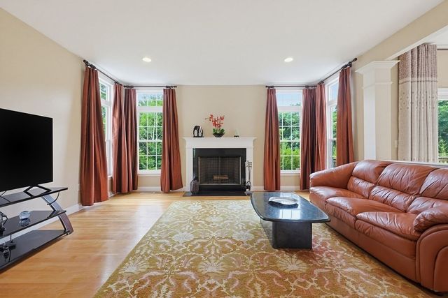 35 Howarth Dr, Upton, MA 01568