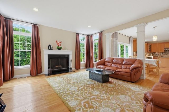35 Howarth Dr, Upton, MA 01568