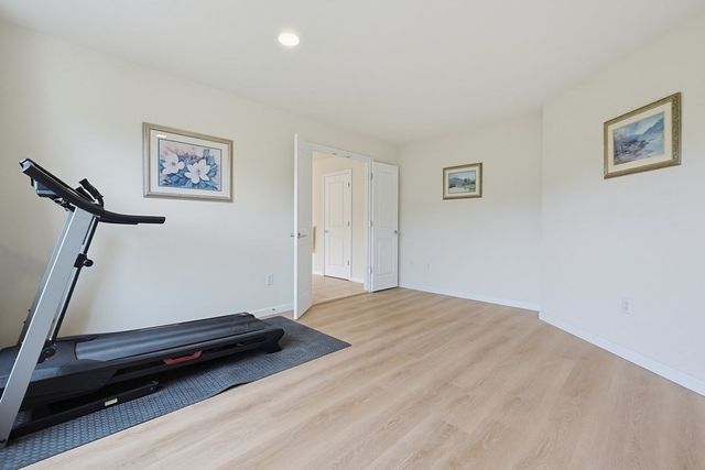 35 Howarth Dr, Upton, MA 01568