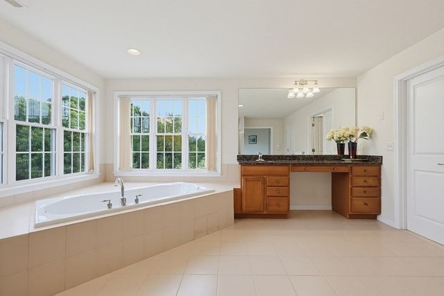 35 Howarth Dr, Upton, MA 01568