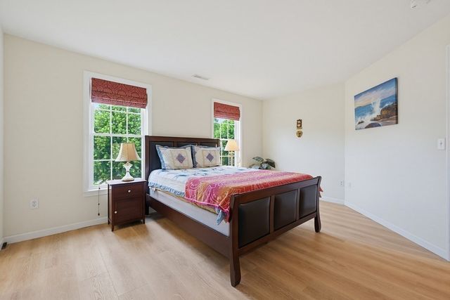 35 Howarth Dr, Upton, MA 01568