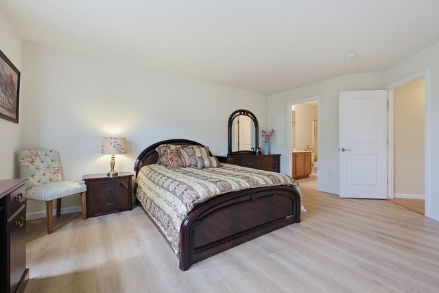 35 Howarth Dr, Upton, MA 01568
