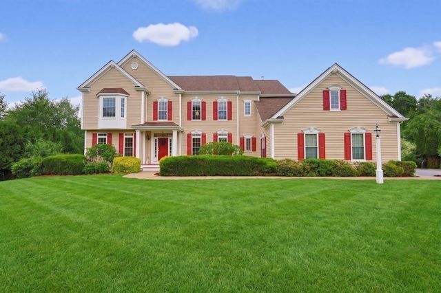 35 Howarth Dr, Upton, MA 01568