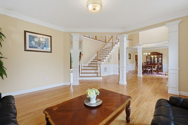 35 Howarth Dr, Upton, MA 01568