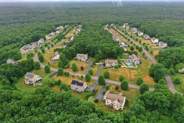 35 Howarth Dr, Upton, MA 01568