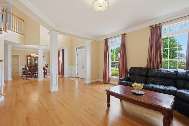 35 Howarth Dr, Upton, MA 01568