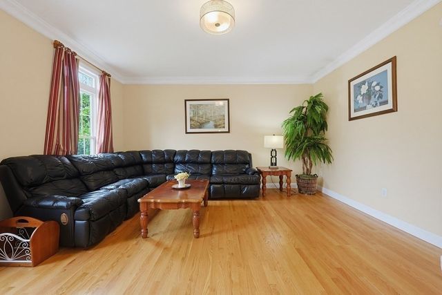 35 Howarth Dr, Upton, MA 01568