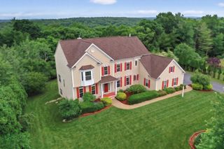 35 Howarth Dr, Upton, MA 01568