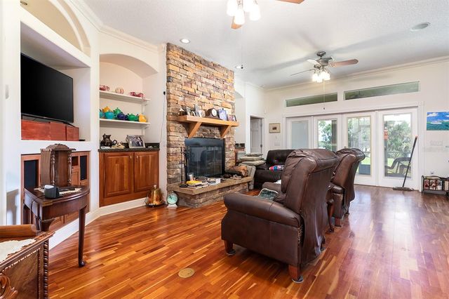 590 CRESCENT STREET, Umatilla, FL 32784