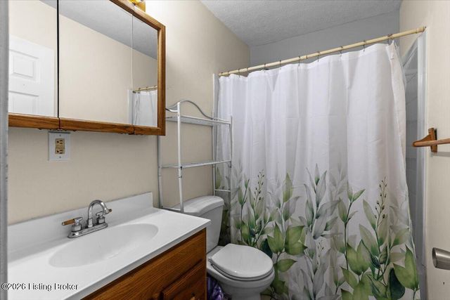 10408 La Plaza Dr, Louisville, KY 40272