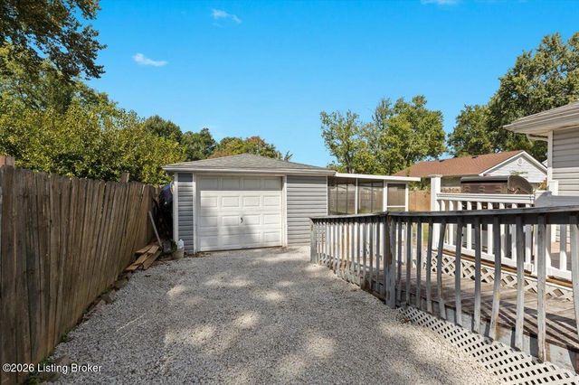 10408 La Plaza Dr, Louisville, KY 40272