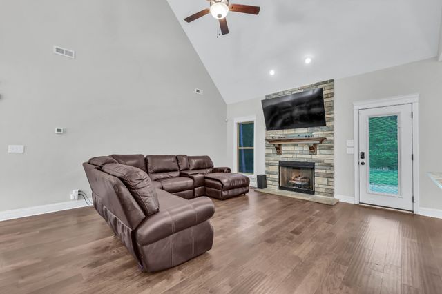 1689 Double R Blvd, Clarksville, TN 37042