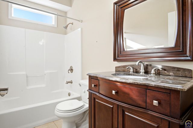 2746 SW Blue Stem DR, Topeka, KS 66614