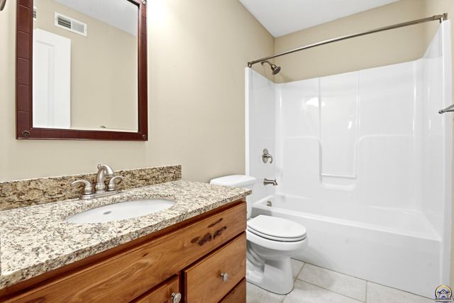 2746 SW Blue Stem DR, Topeka, KS 66614