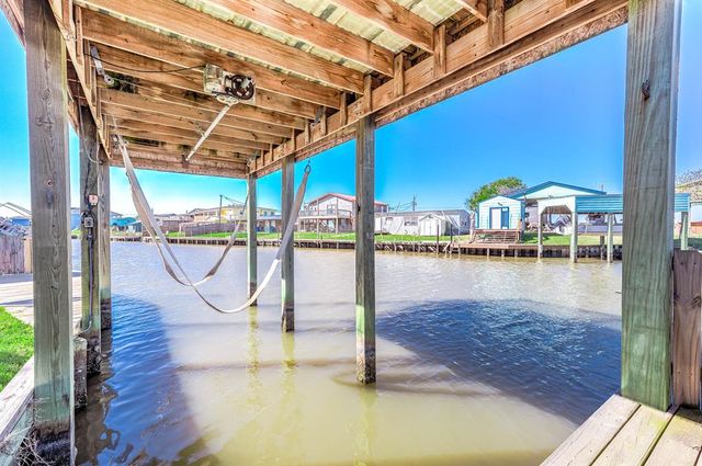 1092 County Road 209, Sargent, TX 77414
