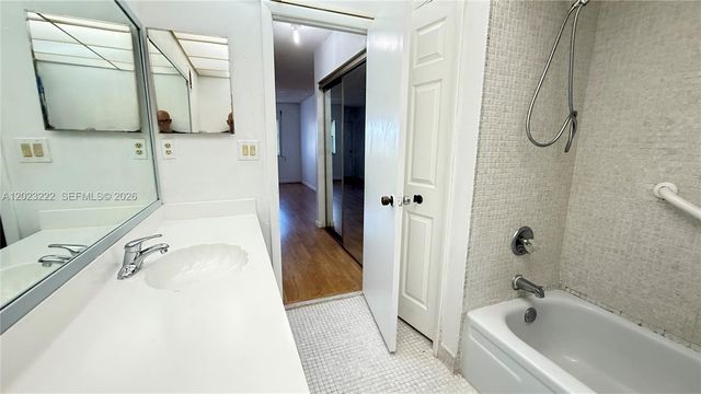 240 Lakeview Dr 306, Weston, FL 33326