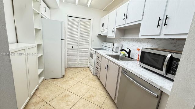 240 Lakeview Dr 306, Weston, FL 33326