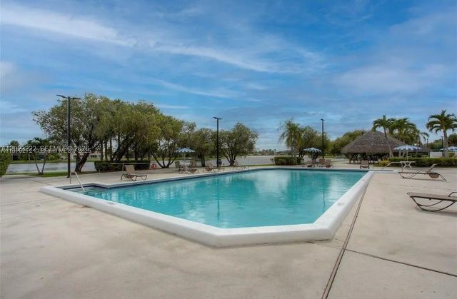 240 Lakeview Dr 306, Weston, FL 33326