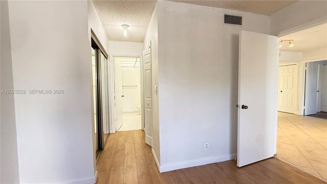 240 Lakeview Dr 306, Weston, FL 33326