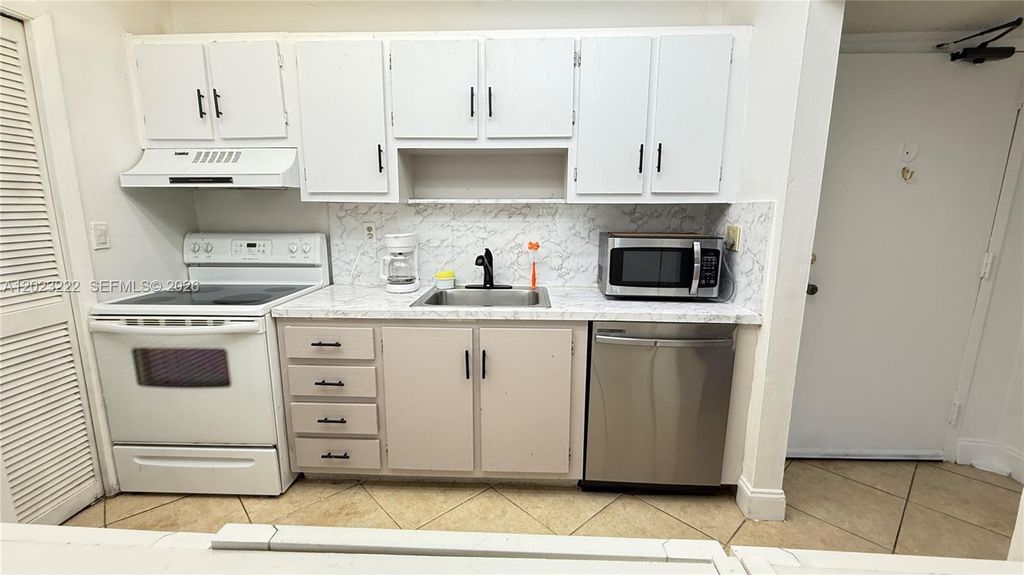 240 Lakeview Dr 306, Weston, FL 33326