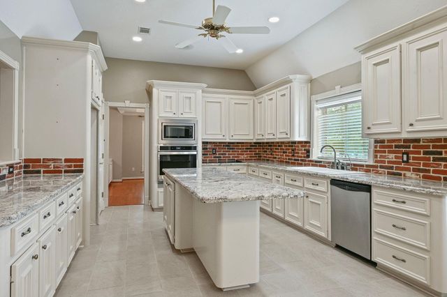 717 Willow Loop, College Station, TX 77845