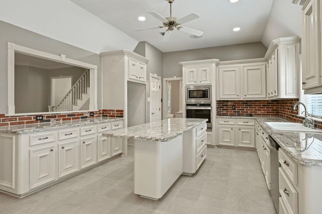 717 Willow Loop, College Station, TX 77845