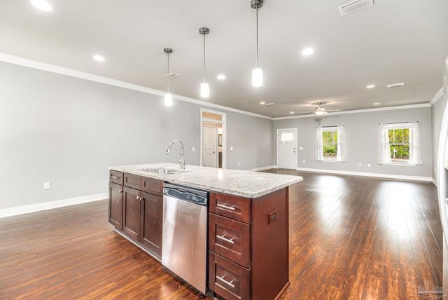 9115 Ridge Dr, Navarre, FL 32566