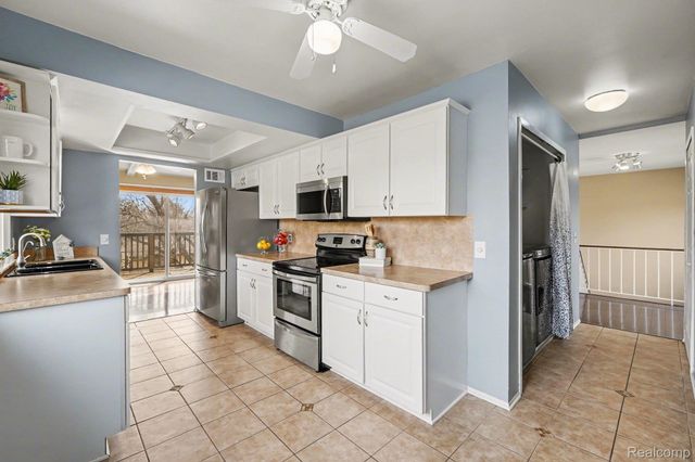 2863 Trailwood Drive, Rochester Hills, MI 48309