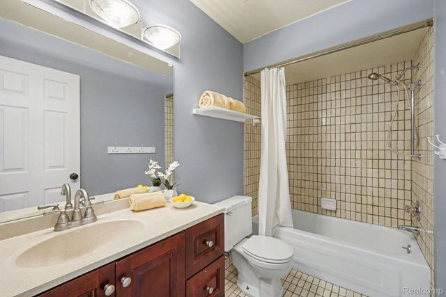 2863 Trailwood Drive, Rochester Hills, MI 48309