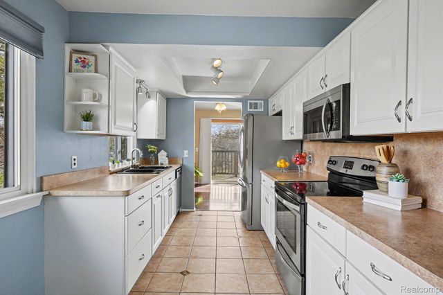 2863 Trailwood Drive, Rochester Hills, MI 48309