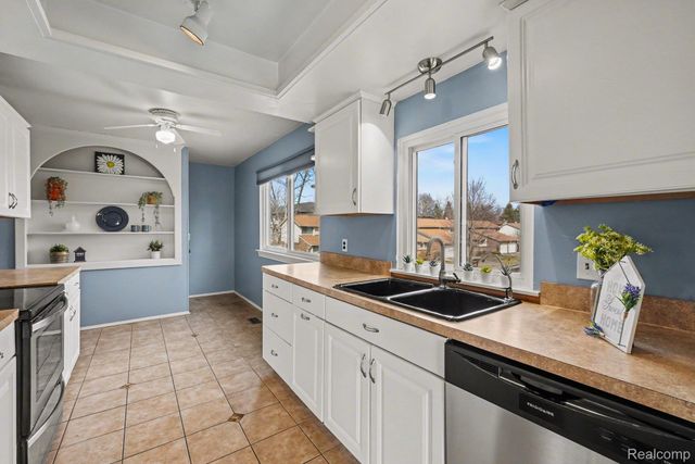 2863 Trailwood Drive, Rochester Hills, MI 48309