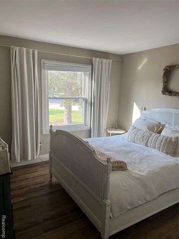 38016 Bloomfield Drive, Livonia, MI 48154