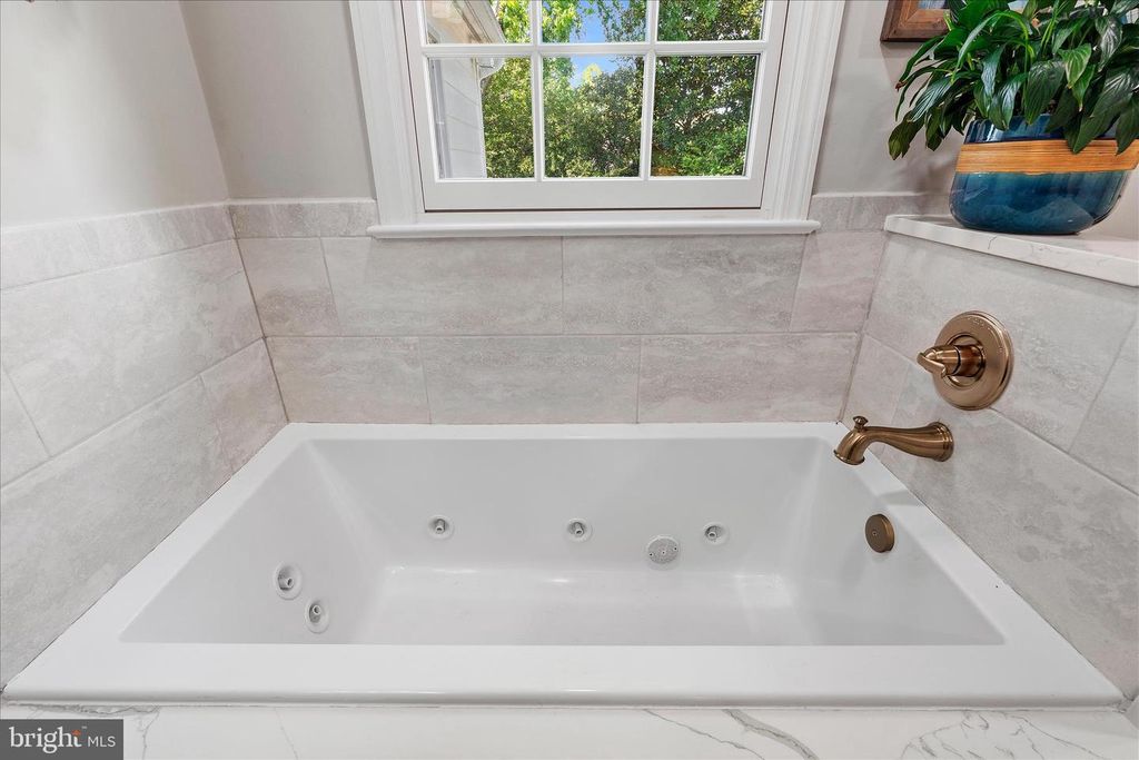 Image 18 of property listing at 4 CHASE RD, Annapolis, MD 21409