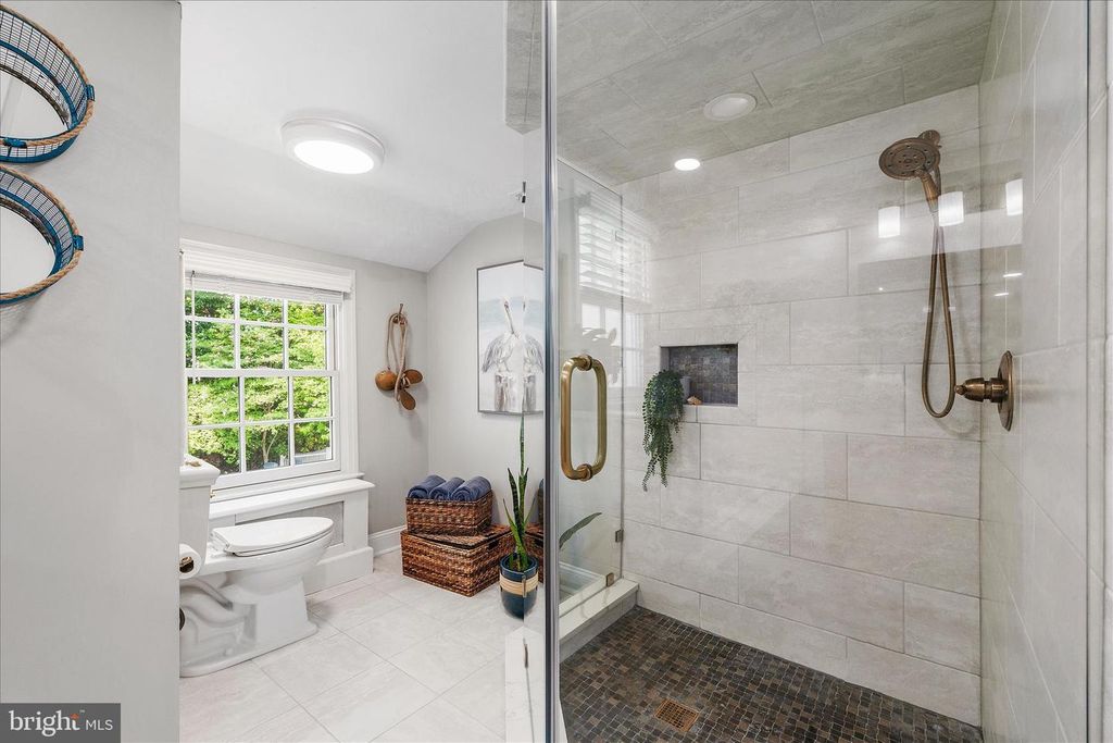 Image 19 of property listing at 4 CHASE RD, Annapolis, MD 21409