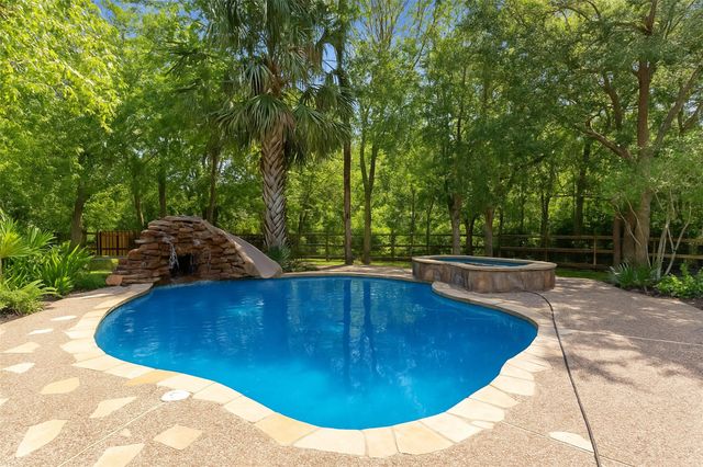 2042 Darby Lane, Fresno, TX 77545