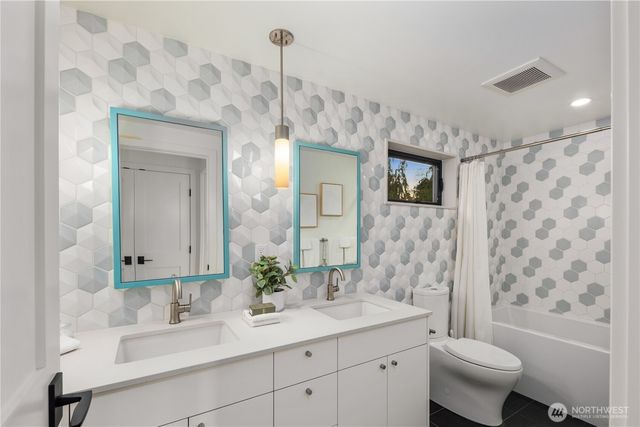 1633 E Calhoun Street, Seattle, WA 98112