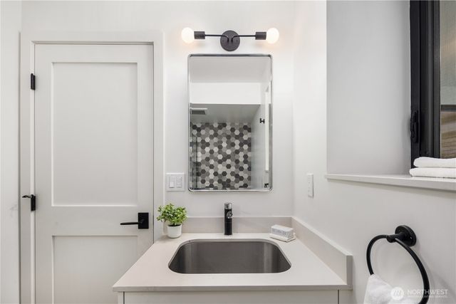 1633 E Calhoun Street, Seattle, WA 98112