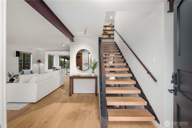 1633 E Calhoun Street, Seattle, WA 98112