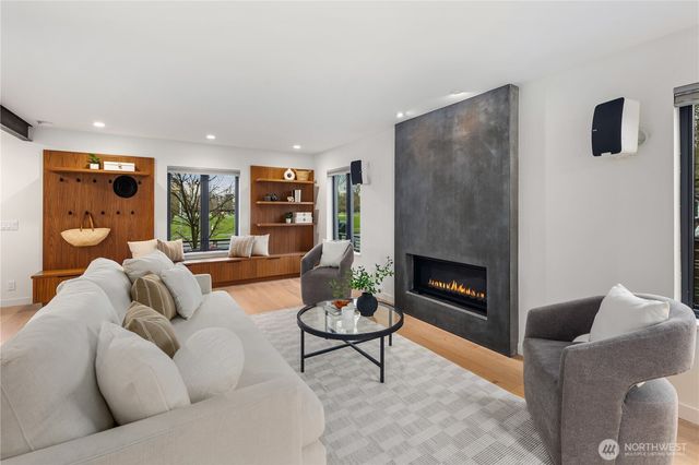 1633 E Calhoun Street, Seattle, WA 98112