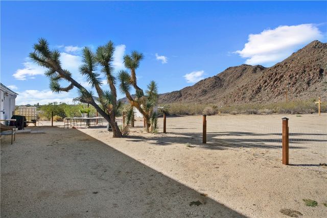 11989 S Howard Road, Yucca, AZ 86438