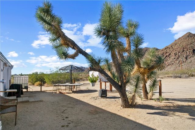 11989 S Howard Road, Yucca, AZ 86438