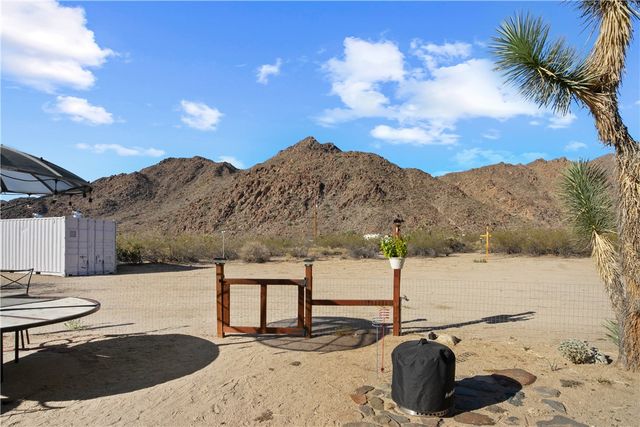 11989 S Howard Road, Yucca, AZ 86438