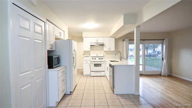 2233 Kettle Drive, Troy, MI 48083