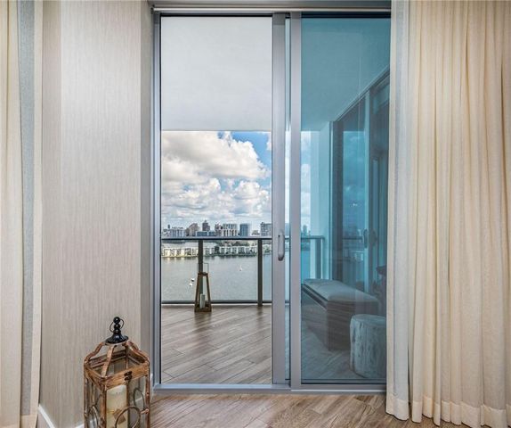 17111 Biscayne Boulevard 2105 + 1 BOAT SLIP 100 ft, North Miami Beach, FL 33160