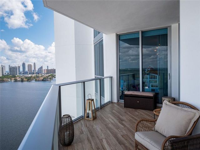 17111 Biscayne Boulevard 2105 + 1 BOAT SLIP 100 ft, North Miami Beach, FL 33160