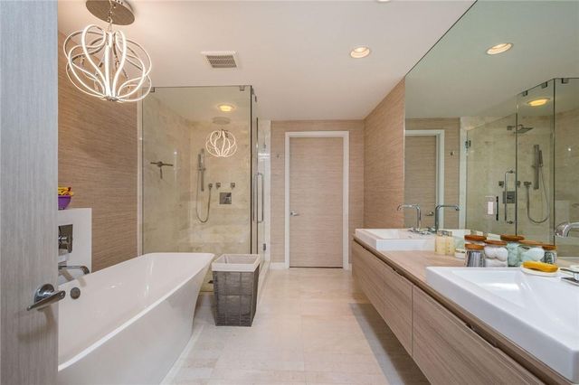 17111 Biscayne Boulevard 2105 + 1 BOAT SLIP 100 ft, North Miami Beach, FL 33160